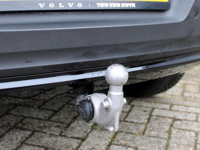 Volvo XC40 2.0 B4 Plus Dark Automaat / Harman Kardon audio / Trekhaak / 19" velgen / Verwarmd voorruit / Reservewiel