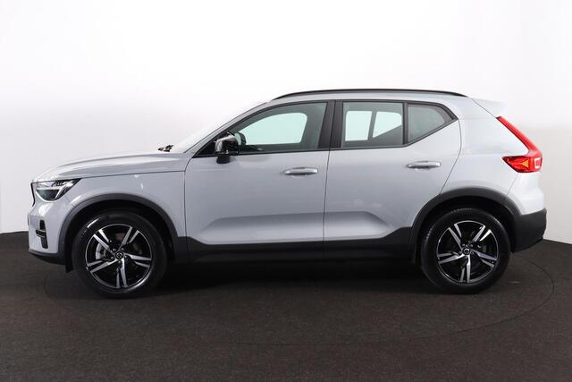 Volvo XC40 B4 Plus Dark - IntelliSafe Assist & Surround - Harman/Kardon audio - Parkeercamera achter - Verwarmde voorstoelen & stuur - Parkeersensoren voor & achter - Elektr. bedienb. voorstoelen met geheugen links - Draadloze tel. lader - Elektr. inklapbare trekhaa