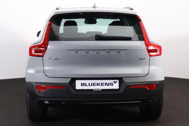 Volvo XC40 B4 Plus Dark - IntelliSafe Assist & Surround - Harman/Kardon audio - Parkeercamera achter - Verwarmde voorstoelen & stuur - Parkeersensoren voor & achter - Elektr. bedienb. voorstoelen met geheugen links - Draadloze tel. lader - Elektr. inklapbare trekhaa