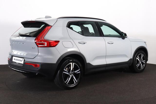 Volvo XC40 B4 Plus Dark - IntelliSafe Assist & Surround - Harman/Kardon audio - Parkeercamera achter - Verwarmde voorstoelen & stuur - Parkeersensoren voor & achter - Elektr. bedienb. voorstoelen met geheugen links - Draadloze tel. lader - Elektr. inklapbare trekhaa