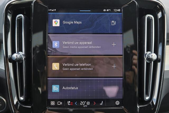 Volvo XC40 B4 Plus Dark - IntelliSafe Assist & Surround - Harman/Kardon audio - Parkeercamera achter - Verwarmde voorstoelen & stuur - Parkeersensoren voor & achter - Elektr. bedienb. voorstoelen met geheugen links - Draadloze tel. lader - Elektr. inklapbare trekhaa