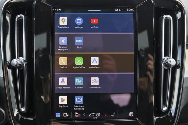 Volvo XC40 B4 Plus Dark - IntelliSafe Assist & Surround - Harman/Kardon audio - Parkeercamera achter - Verwarmde voorstoelen & stuur - Parkeersensoren voor & achter - Elektr. bedienb. voorstoelen met geheugen links - Draadloze tel. lader - Elektr. inklapbare trekhaa