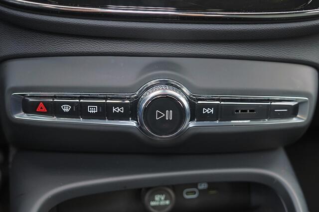 Volvo XC40 B4 Plus Dark - IntelliSafe Assist & Surround - Harman/Kardon audio - Parkeercamera achter - Verwarmde voorstoelen & stuur - Parkeersensoren voor & achter - Elektr. bedienb. voorstoelen met geheugen links - Draadloze tel. lader - Elektr. inklapbare trekhaa