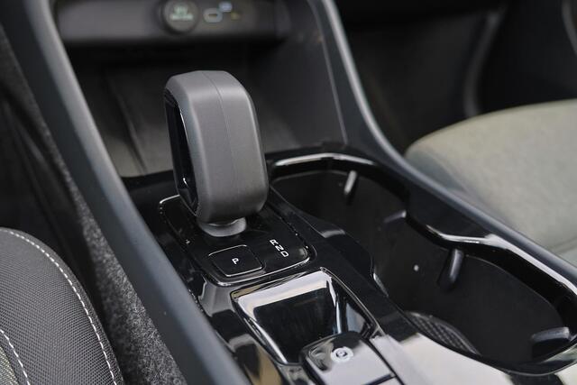 Volvo XC40 B4 Plus Dark - IntelliSafe Assist & Surround - Harman/Kardon audio - Parkeercamera achter - Verwarmde voorstoelen & stuur - Parkeersensoren voor & achter - Elektr. bedienb. voorstoelen met geheugen links - Draadloze tel. lader - Elektr. inklapbare trekhaa