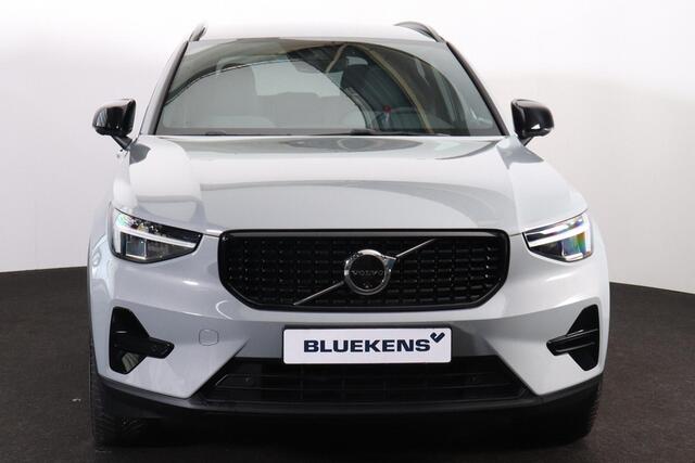 Volvo XC40 T5 Recharge Plus Dark - IntelliSafe Assist - 360º Camera - Harman/Kardon audio - Verwarmde voorstoelen & stuur - Parkeersensoren voor & achter - Elektr. bedienb. voorstoelen met geheugen links - Draadloze tel. lader - Extra getint glas - 19' LMV