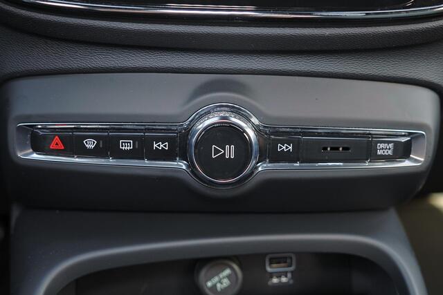 Volvo XC40 T5 Recharge Plus Dark - IntelliSafe Assist - 360º Camera - Harman/Kardon audio - Verwarmde voorstoelen & stuur - Parkeersensoren voor & achter - Elektr. bedienb. voorstoelen met geheugen links - Draadloze tel. lader - Extra getint glas - 19' LMV