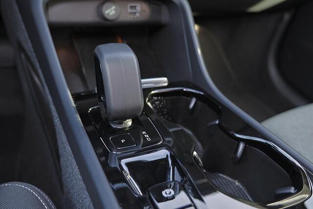 Volvo XC40 T5 Recharge Plus Dark - IntelliSafe Assist - 360º Camera - Harman/Kardon audio - Verwarmde voorstoelen & stuur - Parkeersensoren voor & achter - Elektr. bedienb. voorstoelen met geheugen links - Draadloze tel. lader - Extra getint glas - 19' LMV