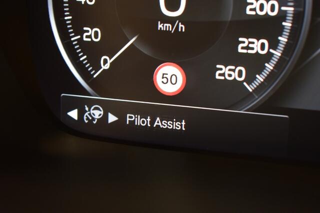 Volvo XC40 T2 130pk AUT8 Momentum BNS Adapt. Cruise/ Apple CarPlay/ Camera/ Stoel en Stuur verw.