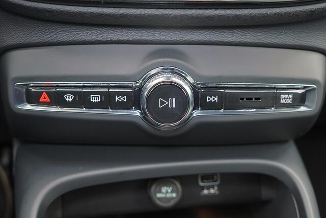 Volvo XC40 T4 Recharge Plus Bright - IntelliSafe Assist & Surround - 360º Camera - Harman/Kardon audio - Verwarmde voorstoelen & stuur - Parkeersensoren voor & achter - Elektr. bedienb. voorstoelen met geheugen links - Draadloze tel. lader - Extra getint glas - 18' 