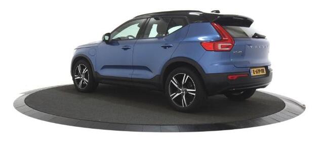 Volvo XC40 1.5 T5 Recharge R-Design | Plug-in Hybrid (PHEV) | Panoramadak | Elektrisch Verstelbare Voorstoelen | Harman Kardon Audio | 360 Graden Camera | Stoelverwarming | Trekhaak | Lederen Bekleding