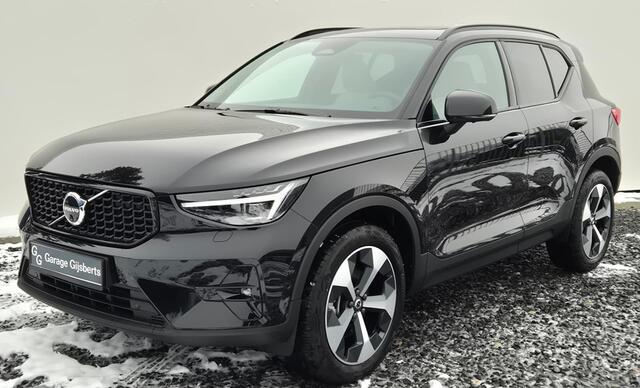 Volvo XC40 2.0 B4 Ultra Dark Panorama Dak - MY 2026 - 19" Wielen - Lighting - Harman Kardon Audio - 360 Camera - Climate - 2000 KG Trekgewicht - Privacy Glass - UD7000 Interieur - voorruit verwarming - Power seats met Memory