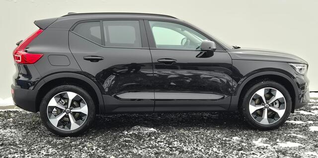 Volvo XC40 2.0 B4 Ultra Dark Panorama Dak - MY 2026 - 19" Wielen - Lighting - Harman Kardon Audio - 360 Camera - Climate - 2000 KG Trekgewicht - Privacy Glass - UD7000 Interieur - voorruit verwarming - Power seats met Memory