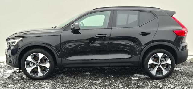 Volvo XC40 2.0 B4 Ultra Dark Panorama Dak - MY 2026 - 19" Wielen - Lighting - Harman Kardon Audio - 360 Camera - Climate - 2000 KG Trekgewicht - Privacy Glass - UD7000 Interieur - voorruit verwarming - Power seats met Memory -.