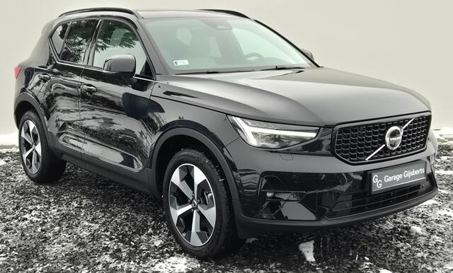 Volvo XC40 2.0 B4 Ultra Dark Panorama Dak - MY 2026 - 19" Wielen - Lighting - Harman Kardon Audio - 360 Camera - Climate - 2000 KG Trekgewicht - Privacy Glass - UD7000 Interieur - voorruit verwarming - Power seats met Memory -.