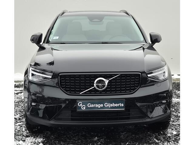 Volvo XC40 2.0 B4 Ultra Dark Panorama Dak - MY 2026 - 19" Wielen - Lighting - Harman Kardon Audio - 360 Camera - Climate - 2000 KG Trekgewicht - Privacy Glass - UD7000 Interieur - voorruit verwarming - Power seats met Memory -.