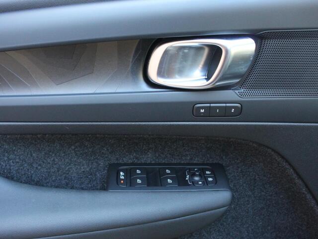 Volvo XC40 1.5 T4 Plug-in hybrid Plus Bright Climate control Adaptieve cruise control Parkeersensoren Achteruitrijdcamera 360* Keyless LED Navigatie Verwarmde voorstoelen Apple Carplay/ Android Auto