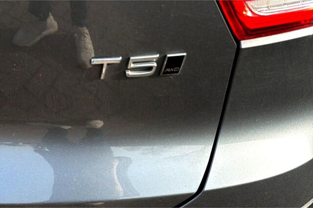 Volvo XC40 2.0 T5 AWD 184kW/250pk Aut8 Intro Edition PANORAMADAK + HARMAN/KARDON + ADAPT.CRUISE + 360 CAMERA + PILOT ASSIST + LEER + EL.STOELEN + STOEL-&STUURVERWARMING + EL.TREKHAAK + BLIS + PD-GLASS + LANE ASSIST + PARKSENSOREN + 19" LM-VELGEN!!