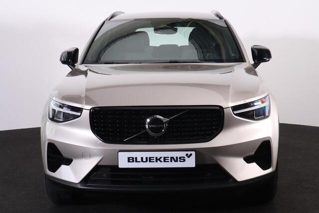 Volvo XC40 B4 Plus Dark - IntelliSafe Assist & Surround - Harman/Kardon audio - Parkeercamera achter - Verwarmde voorstoelen & stuur - Parkeersensoren voor & achter - Elektr. bedienb. voorstoelen met links geheugen - Draadloze tel. lader - Elektr. inklapbare trekhaa
