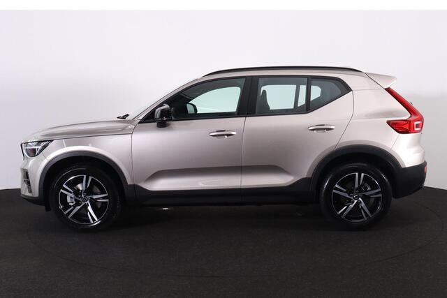 Volvo XC40 B4 Plus Dark - IntelliSafe Assist & Surround - Harman/Kardon audio - Parkeercamera achter - Verwarmde voorstoelen & stuur - Parkeersensoren voor & achter - Elektr. bedienb. voorstoelen met links geheugen - Draadloze tel. lader - Elektr. inklapbare trekhaa