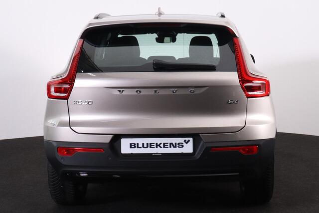 Volvo XC40 B4 Plus Dark - IntelliSafe Assist & Surround - Harman/Kardon audio - Parkeercamera achter - Verwarmde voorstoelen & stuur - Parkeersensoren voor & achter - Elektr. bedienb. voorstoelen met links geheugen - Draadloze tel. lader - Elektr. inklapbare trekhaa