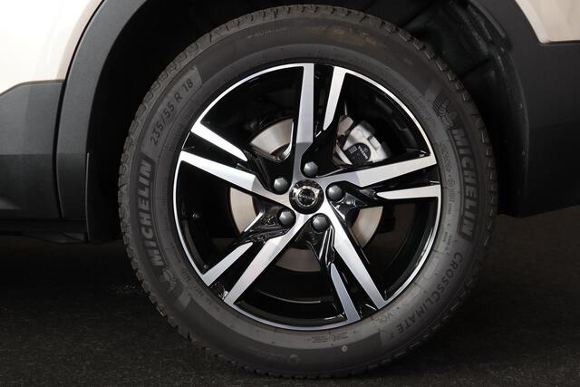 Volvo XC40 B4 Plus Dark - IntelliSafe Assist & Surround - Harman/Kardon audio - Parkeercamera achter - Verwarmde voorstoelen & stuur - Parkeersensoren voor & achter - Elektr. bedienb. voorstoelen met links geheugen - Draadloze tel. lader - Elektr. inklapbare trekhaa