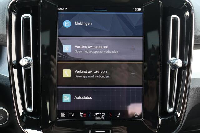 Volvo XC40 B4 Plus Dark - IntelliSafe Assist & Surround - Harman/Kardon audio - Parkeercamera achter - Verwarmde voorstoelen & stuur - Parkeersensoren voor & achter - Elektr. bedienb. voorstoelen met links geheugen - Draadloze tel. lader - Elektr. inklapbare trekhaa