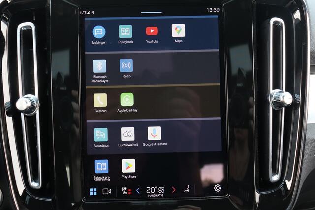 Volvo XC40 B4 Plus Dark - IntelliSafe Assist & Surround - Harman/Kardon audio - Parkeercamera achter - Verwarmde voorstoelen & stuur - Parkeersensoren voor & achter - Elektr. bedienb. voorstoelen met links geheugen - Draadloze tel. lader - Elektr. inklapbare trekhaa