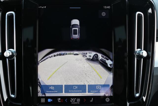Volvo XC40 B4 Plus Dark - IntelliSafe Assist & Surround - Harman/Kardon audio - Parkeercamera achter - Verwarmde voorstoelen & stuur - Parkeersensoren voor & achter - Elektr. bedienb. voorstoelen met links geheugen - Draadloze tel. lader - Elektr. inklapbare trekhaa