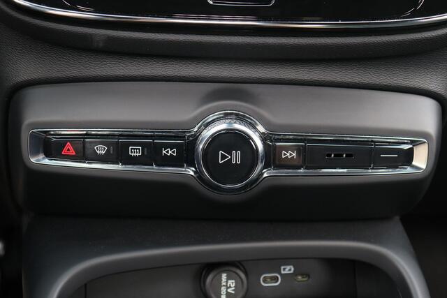 Volvo XC40 B4 Plus Dark - IntelliSafe Assist & Surround - Harman/Kardon audio - Parkeercamera achter - Verwarmde voorstoelen & stuur - Parkeersensoren voor & achter - Elektr. bedienb. voorstoelen met links geheugen - Draadloze tel. lader - Elektr. inklapbare trekhaa