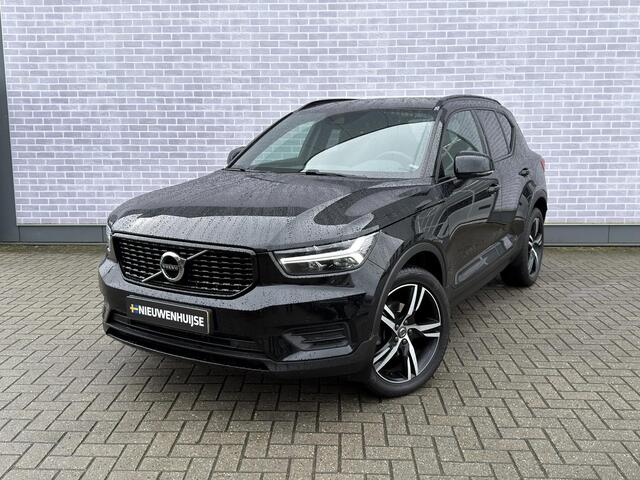 Volvo XC40 1.5 T3 R-Design | Trekhaak | Stoel- en Stuurverwarming | Achteruitrijcamera | Parkeersensoren Voor en Achter | 19 Inch Velgen | Voorruitverwarming | Getint Glas | Keyless | Navigatie | Apple Carplay / Android Auto | Nubuck Bekleding |