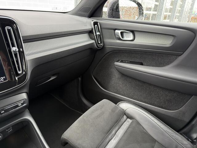 Volvo XC40 1.5 T3 R-Design | Trekhaak | Stoel- en Stuurverwarming | Achteruitrijcamera | Parkeersensoren Voor en Achter | 19 Inch Velgen | Voorruitverwarming | Getint Glas | Keyless | Navigatie | Apple Carplay / Android Auto | Nubuck Bekleding |