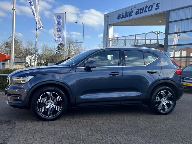 Volvo XC40 2.0 T4 190 pk Inscription Trekhaak Panoramadak Leder 360 Camera ACC Pilot Assist Harman Kardon Audio BLIS DAB Apple Carplay Android Auto Stoelverwarming Scandinavian Line Hoge Zit 8-traps Automaat Super compleet en 1800 kg trekgewicht !