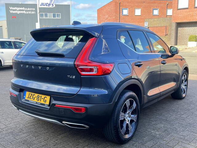 Volvo XC40 2.0 T4 190 pk Inscription Trekhaak Panoramadak Leder 360 Camera ACC Pilot Assist Harman Kardon Audio BLIS DAB Apple Carplay Android Auto Stoelverwarming Scandinavian Line Hoge Zit 8-traps Automaat Super compleet en 1800 kg trekgewicht !