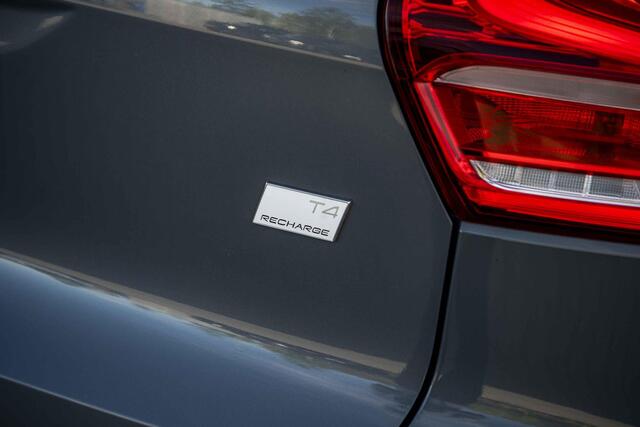 Volvo XC40 Plug-in Hybrid T4 Plus Bright | Adaptieve Cruise Control | Stoel-/Stuurverwarming | BLIS | Verwarmbare Achterbank | Keyless | LED koplampen | Elektrische stoelverstelling | Navigatie | Apple Carplay / Android Auto |