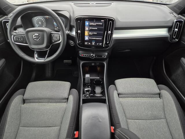 Volvo XC40 1.5 T5 Recharge Plus Dark Automaat / Accu SOH 94,43% / All season banden / Harman/Kardon Audio Systeem / Park Assist Pack & Seat Pack / Trekgewicht 1.800 kg / Stuur- & Stoelverwarming / Navigatie d.m.v. Apple Carplay/Android auto / Achteruitrijcamera /