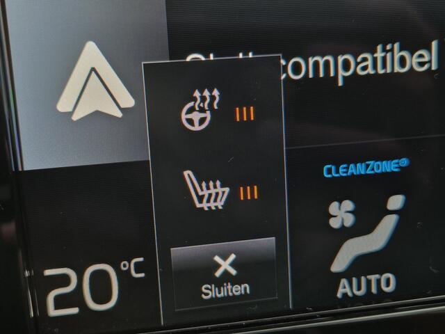 Volvo XC40 1.5 T5 Recharge Plus Dark Automaat / Accu SOH 94,43% / All season banden / Harman/Kardon Audio Systeem / Park Assist Pack & Seat Pack / Trekgewicht 1.800 kg / Stuur- & Stoelverwarming / Navigatie d.m.v. Apple Carplay/Android auto / Achteruitrijcamera /