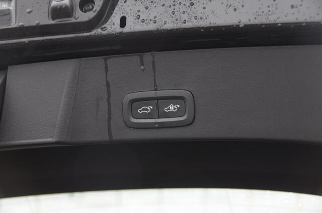 Volvo XC40 B3 177PK Automaat Plus Black Edition / Adaptive cruise control / Elektrische stoelen / Harman Kardon audio / Pilot assist / BLIS / Stoel en stuur verwarming / Elektrische achterklep / Parkeersensoren met camera / Google infotainment