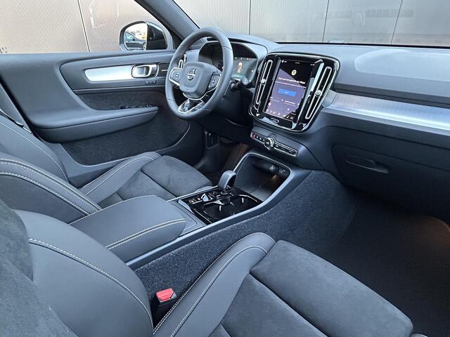 Volvo XC40 2.0 B4 Plus Dark Panorama dak / Nubuck bekleding / Extra getint glas / 19" 5-y spaaks wielen