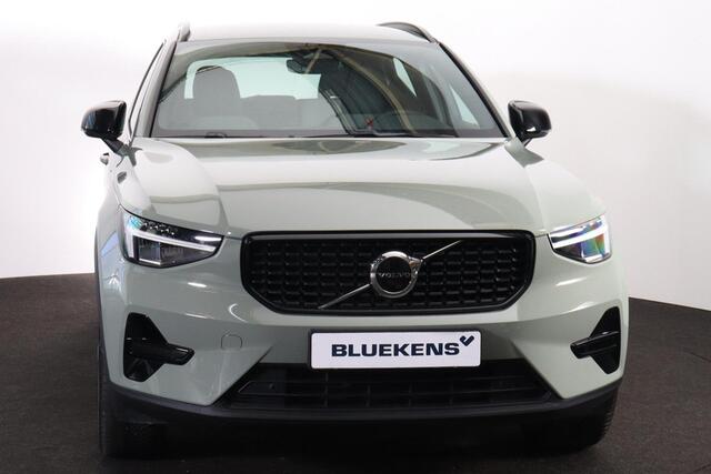 Volvo XC40 B4 Plus Dark - IntelliSafe Assist & Surround - Harman/Kardon audio - Parkeercamera achter - Verwarmde voorstoelen & stuur - Parkeersensoren voor & achter - Elektr. bedienb. voorstoelen met geheugen links - Draadloze tel. lader - Elektr. inklapbare trekhaa