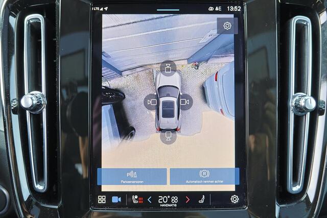 Volvo XC40 B3 Plus Dark - Panorama/schuifdak - IntelliSafe Assist & Surround - 360º Camera - Harman/Kardon audio - Adaptieve LED koplampen - Verwarmde voorstoelen & stuur - Parkeersensoren voor & achter - Elektr. bedienb. voorstoelen met geheugen links - Draadloze t