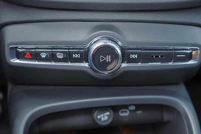 Volvo XC40 B3 Plus Dark - Panorama/schuifdak - IntelliSafe Assist & Surround - 360º Camera - Harman/Kardon audio - Adaptieve LED koplampen - Verwarmde voorstoelen & stuur - Parkeersensoren voor & achter - Elektr. bedienb. voorstoelen met geheugen links - Draadloze t