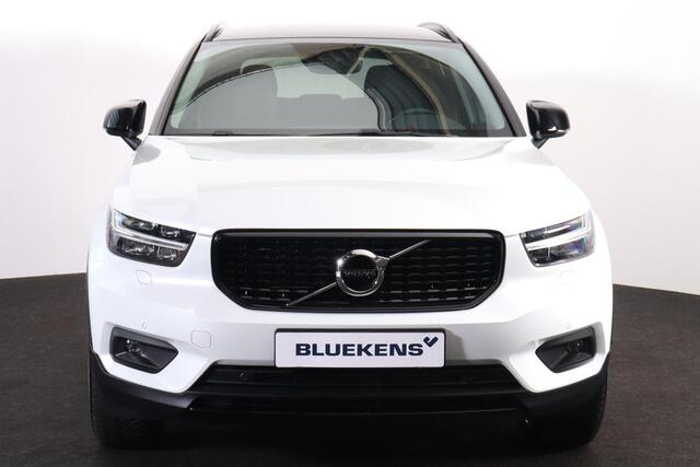 Volvo XC40 T5 Recharge R-Design - IntelliSafe Assist & Surround - Verwarmde voorstoelen & stuur - Draadloze tel. lader - Elektr. bedienb. voorstoelen - Parkeercamera achter - Adaptieve LED koplampen - Parkeersensoren voor & achter - Extra getint glas - 19" LMV