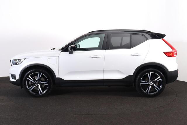 Volvo XC40 T5 Recharge R-Design - IntelliSafe Assist & Surround - Verwarmde voorstoelen & stuur - Draadloze tel. lader - Elektr. bedienb. voorstoelen - Parkeercamera achter - Adaptieve LED koplampen - Parkeersensoren voor & achter - Extra getint glas - 19" LMV