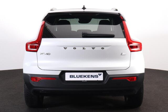 Volvo XC40 T5 Recharge R-Design - IntelliSafe Assist & Surround - Verwarmde voorstoelen & stuur - Draadloze tel. lader - Elektr. bedienb. voorstoelen - Parkeercamera achter - Adaptieve LED koplampen - Parkeersensoren voor & achter - Extra getint glas - 19" LMV