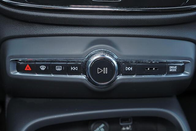 Volvo XC40 T5 Recharge R-Design - IntelliSafe Assist & Surround - Verwarmde voorstoelen & stuur - Draadloze tel. lader - Elektr. bedienb. voorstoelen - Parkeercamera achter - Adaptieve LED koplampen - Parkeersensoren voor & achter - Extra getint glas - 19" LMV