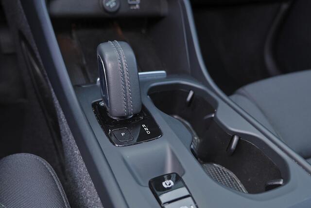 Volvo XC40 T5 Recharge R-Design - IntelliSafe Assist & Surround - Verwarmde voorstoelen & stuur - Draadloze tel. lader - Elektr. bedienb. voorstoelen - Parkeercamera achter - Adaptieve LED koplampen - Parkeersensoren voor & achter - Extra getint glas - 19" LMV