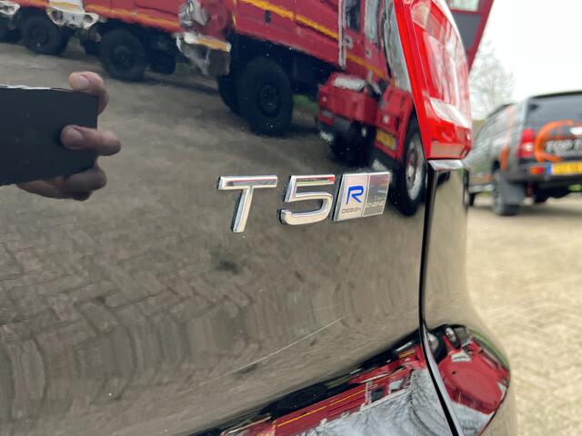 Volvo XC40 1.5 T5 Twin Engine R-Design | BTW | Leder | CC | PDC | Camera | Trekhaak |