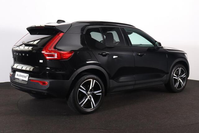Volvo XC40 T5 Recharge R-Design - IntelliSafe Assist & Surround - Adaptieve LED koplampen - Parkeercamera achter - Verwarmde voorstoelen & stuur - Parkeersensoren voor & achter - Elektr. bedienb. voorstoelen met geheugen links - Draadloze tel. lader - Extra getint g