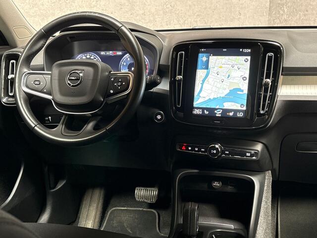 Volvo XC40 1.5 T2 Sport Automaat (APPLE CARPLAY, GROOT NAVI, CAMERA, STUUR/STOELVERWARMING, GETINT GLAS, SPORTSTOELEN, KEYLESS, NIEUWE APK, NIEUWSTAAT)