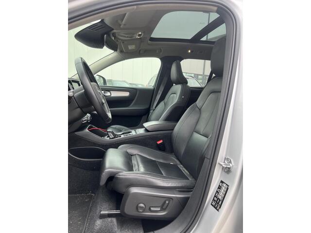 Volvo XC40 2.0 T5 AWD Intro Edition | Panoramadak | 360 Graden Camera | Navigatie | Cruise Control Adaptief | BLIS | Stoelverwarming | Parkeerverwarming | Lederen Bekleding | Elektrische Achterklep